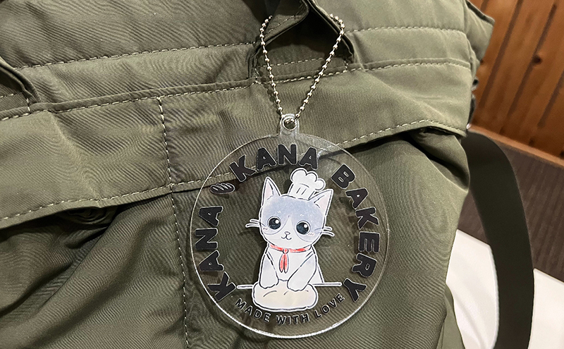 保護猫活動を応援！選べる アクリル チェーンホルダー：パン持ちバージョン