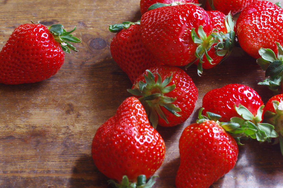 【2月15日～3月31日順次発送】福岡県産いちご「あまおう」270g×4パック【hurrah.】_HA1974