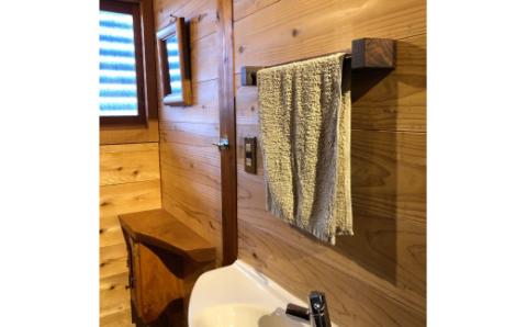 木の存在感がある「タオルかけ」（材料：職人おまかせ） 【GOOD WOOD WORKS】_KA0431