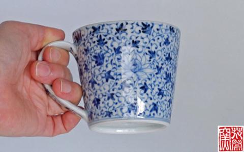 染付牡丹唐草文マグカップ★花祭窯★[E4399]