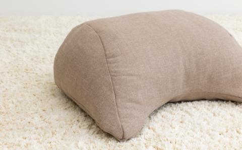 【14日営業日以内発送】九州イノアック フレキシブルに使えるクッション『フレック』(アースブラウン) クッション 自由自在 多用途 ウレタン 枕 アームクッション 足枕 九州 福岡県 うきは市