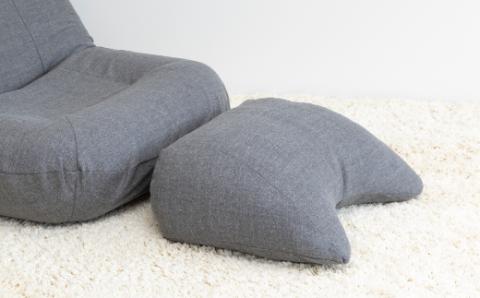 九州イノアック フレキシブルに使えるクッション『フレック』(クラウディグレー) クッション 自由自在 多用途 ウレタン 枕 アームクッション 足枕 九州 福岡県 うきは市