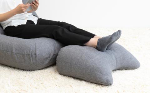 九州イノアック フレキシブルに使えるクッション『フレック』(クラウディグレー) クッション 自由自在 多用途 ウレタン 枕 アームクッション 足枕 九州 福岡県 うきは市