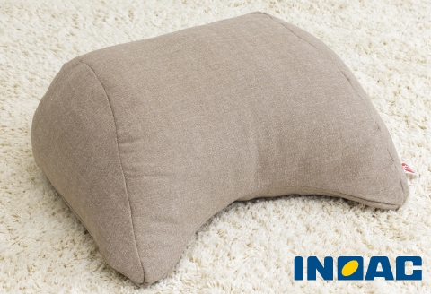 【14日営業日以内発送】九州イノアック フレキシブルに使えるクッション『フレック』(アースブラウン) クッション 自由自在 多用途 ウレタン 枕 アームクッション 足枕 九州 福岡県 うきは市