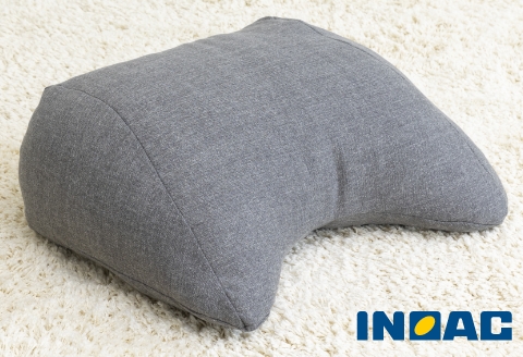 九州イノアック フレキシブルに使えるクッション『フレック』(クラウディグレー) クッション 自由自在 多用途 ウレタン 枕 アームクッション 足枕 九州 福岡県 うきは市