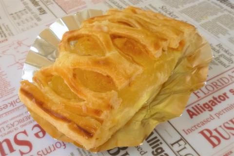 M442-2〈峠のパン屋〉りんご丸々 贅沢アップルパイ 1本 長さ約26㎝ プレゼント ギフト お菓子 スイーツ 和菓子 食べ物 食事 花とスイーツ