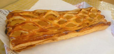 〈峠のパン屋〉りんご丸々 贅沢アップルパイ 1本 長さ約26cm [M443-2] リンゴ 2.5個分使用 パイ スイーツ お菓子 洋菓子 焼き菓子 ケーキ 林檎 カスタード フルーツ お取り寄せ グルメ 冷凍