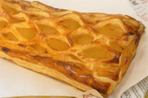 〈峠のパン屋〉りんご丸々 贅沢アップルパイ 1本 長さ約26cm [M443-2] リンゴ 2.5個分使用 パイ スイーツ お菓子 洋菓子 焼き菓子 ケーキ 林檎 カスタード フルーツ お取り寄せ グルメ 冷凍