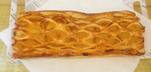 〈峠のパン屋〉りんご丸々 贅沢アップルパイ 1本 長さ約26cm [M443-2] リンゴ 2.5個分使用 パイ スイーツ お菓子 洋菓子 焼き菓子 ケーキ 林檎 カスタード フルーツ お取り寄せ グルメ 冷凍