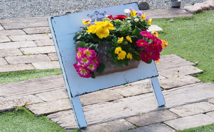 季節のお花ハンキング（木製スタンド付き）