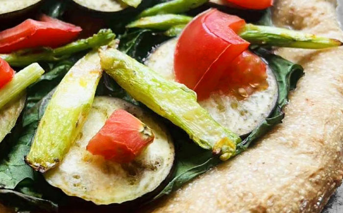 【 糸島野菜 × 天然酵母 】 手作り 農園 全粒粉ピッツァ アンチョビソース 1枚 糸島市 / わかまつ農園 [AHB054]