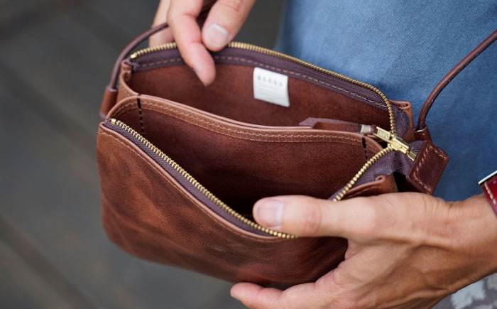 【経年変化を楽しむ】本革 3ポケット サコッシュ 革小物 革バッグ 糸島市 / BLESS [AAA034]