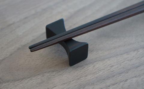 縞黒檀箸・箸置 ペアセット≪糸島≫【DOUBLE=DOUBLE FURNITURE（ダブルダブルファニチャー）】クラフト/テーブルウェア/カトラリー [APE014]