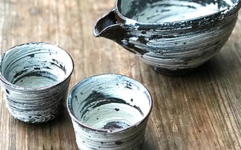 刷毛目 酒器セット（片口×1、ぐい呑み×2）[唐津焼]_雅樂窯 [ASE009]