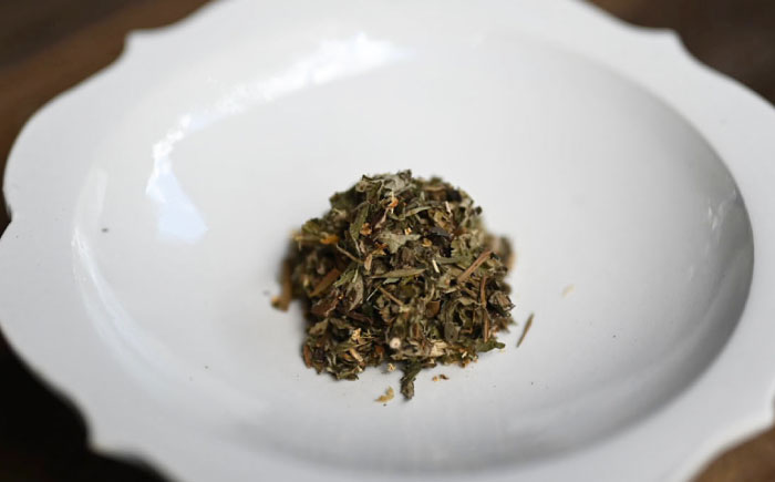 月のよもぎ茶 茶葉20g 糸島市 / - suu - / ハーブティー 茶葉 よもぎ [ADQ002]