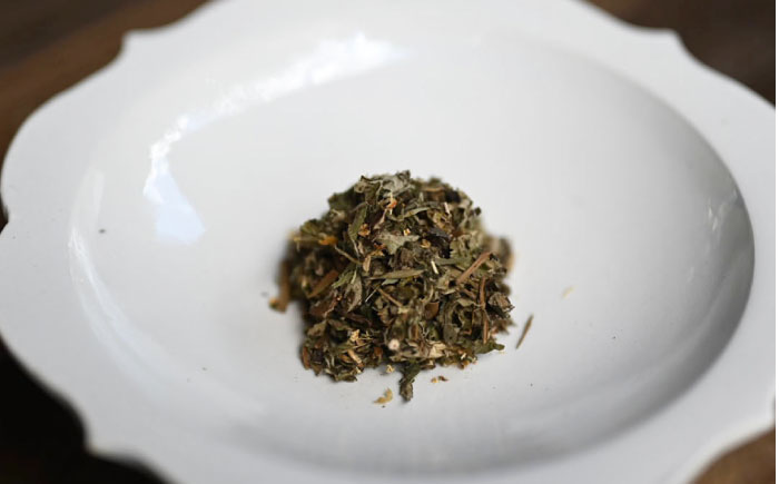 月のよもぎ茶 茶葉40g 糸島市 / - suu - / ハーブティー 茶葉 よもぎ [ADQ003]