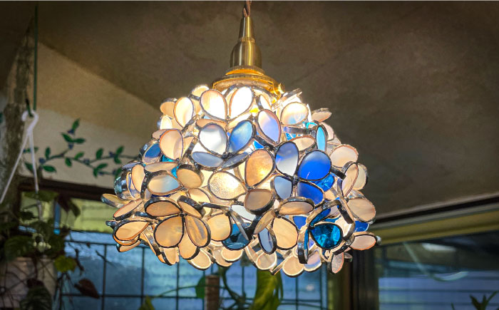 【ステンドグラスのある暮らし】半分青い（ペンダントランプ）＜ウェーブGグラス工房＞那珂川市 [GAW025]