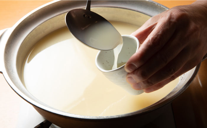 さもんじ謹製 博多水炊きセット（つくね・スープ・ポン酢入り）＜一般社団法人地域商社ふるさぽ＞那珂川市 鍋 水炊き [GBX032]