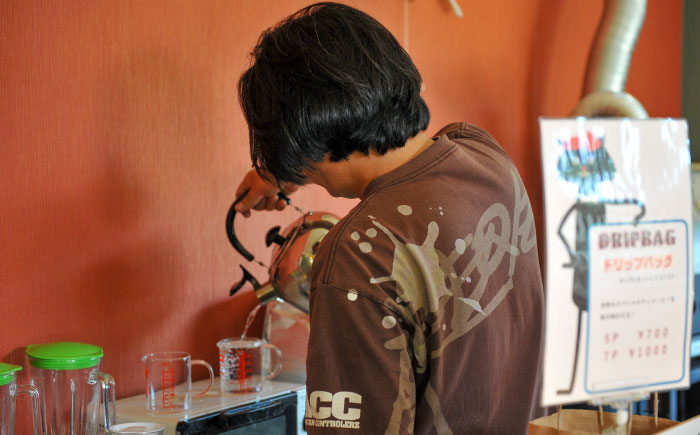 絵本画家の描いたシックな猫のイラスト★ドリップバッグコーヒー10袋ブレンド 特製ポストカード付＜自家焙煎珈琲 猫屋カフェ＞那珂川市 [GAG038]