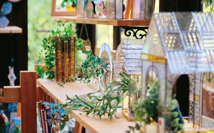 【ステンドグラスのある暮らし】花てまり ミモザ（ペンダントランプ）＜ウェーブGグラス工房＞那珂川市 ステンドグラス 雑貨 インテリア [GAW011]