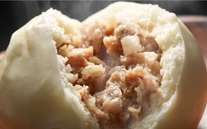 国産豚の美味しい肉まん（豚まん）8個セット＜株式会社MEATPLUS＞那珂川市 肉 牛肉 黒毛和牛 惣菜 [GBW140]