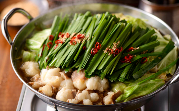 【芳々亭】もつ鍋2～3人前セット（味噌味）＜一般社団法人地域商社ふるさぽ＞ 那珂川市 [GBX243]