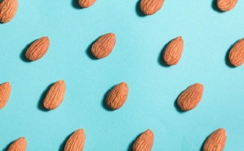 AB460.無塩・素焼きのアーモンド2,000g(500g×4袋)保存に便利なアルミチャック袋でお届け！