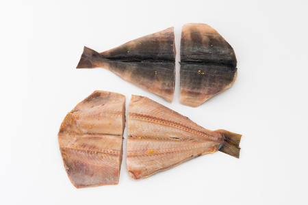 ZH150.特大ホッケ開き干し２枚（約900ｇ）1/2カット