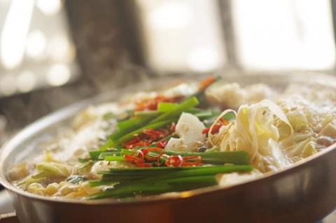 AD080.【兆や】もつ鍋2～3人前セット（醤油味）