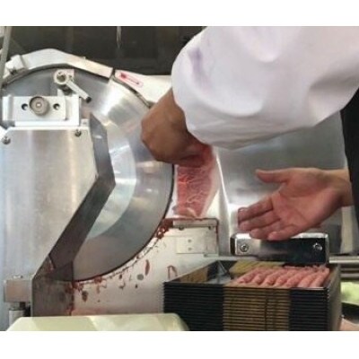 【A5等級の博多和牛が届きます!】モモすき焼き・しゃぶしゃぶ用(300g)【配送不可地域：離島】