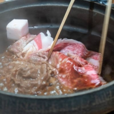 【A5等級の博多和牛が届きます!】モモすき焼き・しゃぶしゃぶ用(300g)【配送不可地域：離島】