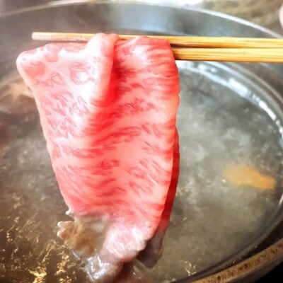 【A5等級の博多和牛が届きます!】モモすき焼き・しゃぶしゃぶ用(300g)【配送不可地域：離島】