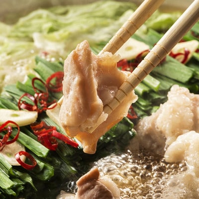 【博多名物】九州産ハーブ鶏水炊き＆国産牛もつ鍋(みそ味)食べ比べセット　各2人前(岡垣町)【配送不可地域：離島】