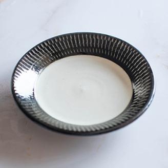 AA32 小石原焼　カネハ窯　飛び鉋プレート【小】(黒×白ツヤ)