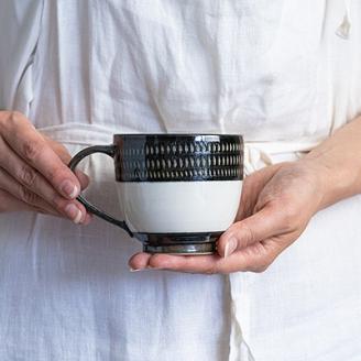 AA48 小石原焼 カネハ窯 飛び鉋モーニングカップ(黒×白ツヤ)