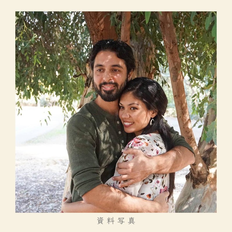 油絵で小さな人物画を細密に描きます（18×18cm・背景あり）