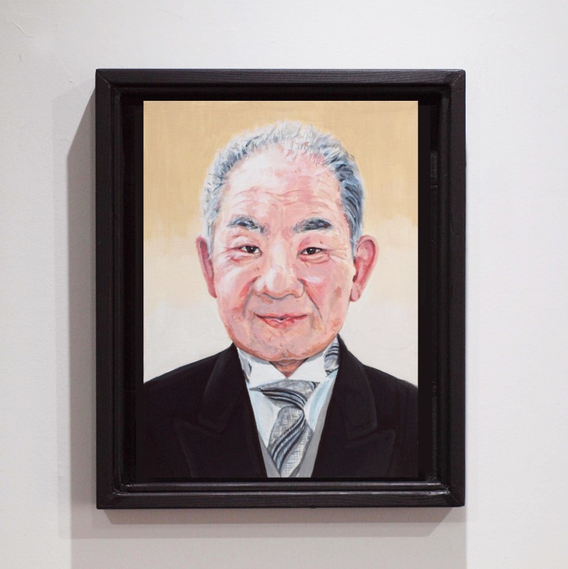 ご遺影を高級感のある油絵で細密に描きます（41×32cm・背景無地）
