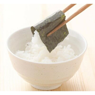 お椀に入った白米に海苔を乗せ、お箸でつまんでいる
