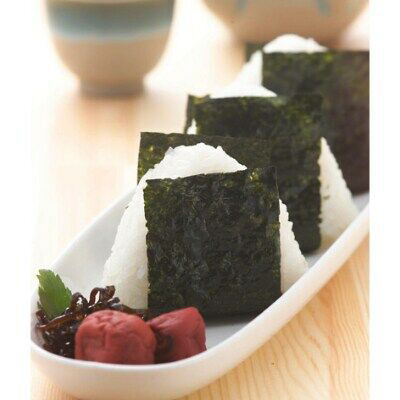 海苔で巻かれた三角おにぎりが3つ。また赤くすっぱそうな梅干しも添えられている