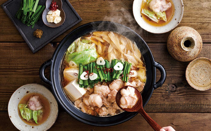 【全6回定期便】博多もつ鍋セット(あごだし醤油味)3-4人前×3個セット 吉富町/(株)やまやコミュニケーションズ [BGAH054] 鍋セット モツ鍋 簡単調理 国産 牛モツ もつ 大ぶり 醤油 しょうゆ味 醤油味 スープ 濃縮 グルメ 福岡 福岡県