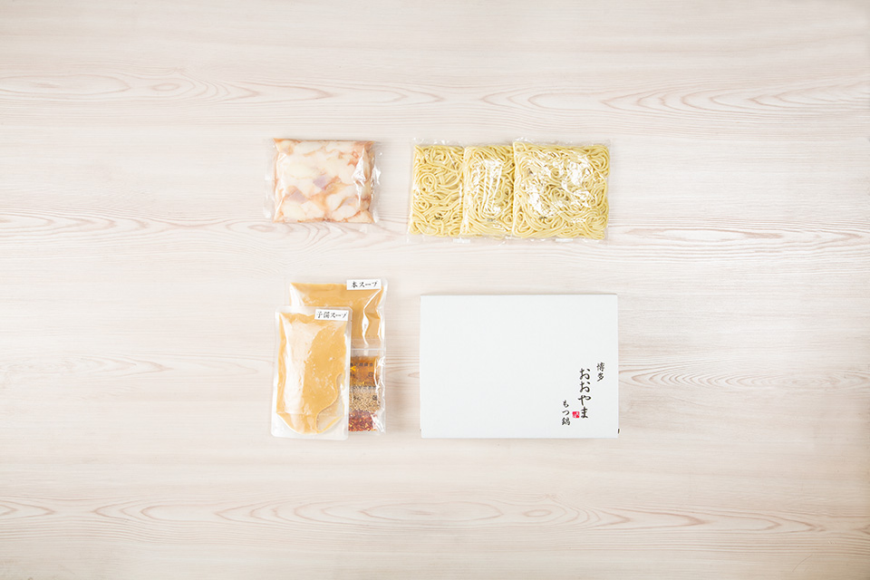 「おおやま」博多もつ鍋(みそ味/3人前) 吉富町/株式会社吉浦コーポレーション [BGAD017] 味噌味 みそ スープ モツ鍋 もつ モツ ホルモン 福岡 博多 本場 冷凍 福岡県