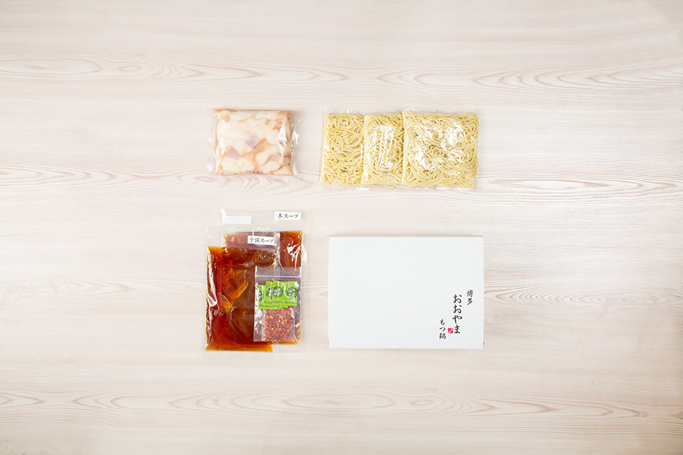 「おおやま」博多もつ鍋(しょうゆ味/3人前) 吉富町/株式会社吉浦コーポレーション [BGAD020] 醤油味 醤油 スープ モツ鍋 もつ モツ ホルモン 福岡 博多 本場 冷凍 福岡県