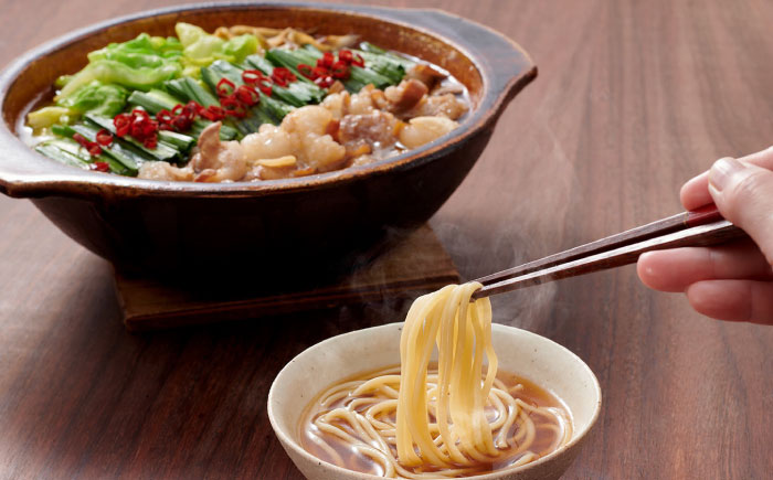 【全12回定期便】博多もつ鍋セット(あごだし醤油味)3-4人前 吉富町/(株)やまやコミュニケーションズ [BGAH052] 鍋セット モツ鍋 簡単調理 国産 牛モツ もつ 大ぶり 醤油 しょうゆ味 醤油味 スープ 濃縮 グルメ 福岡 福岡県