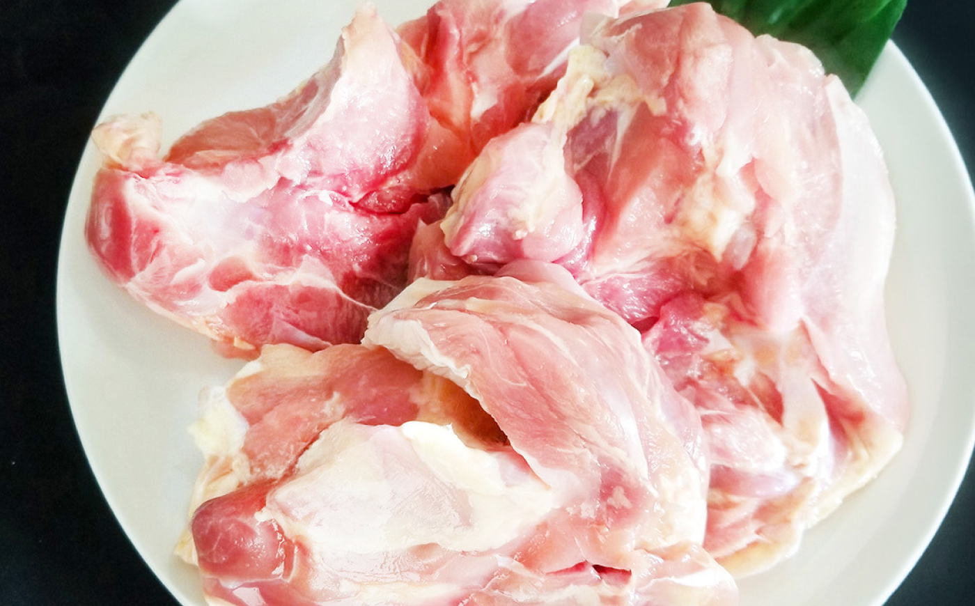 はかた地どり もも肉(約1kg)《築上町》【吉浦コーポレーション】 はかた地どり もも肉 鶏肉 地鶏 国産 [ABFF002]