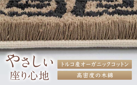 【手刺繍】蟹牡丹と蝶文縁二重雷文（灰地青） 約200×200cm / 伝統工芸品 / 株式会社鍋島緞通吉島家 [41AAAM009]