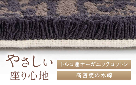 【手刺繍】蟹牡丹縁二重雷文（灰地） 約90×180cm / 伝統工芸品 / 株式会社鍋島緞通吉島家 [41AAAM012]