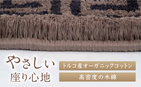 【手織】蟹牡丹縁二重雷文（灰地） 約60×90cm / 伝統工芸品 / 株式会社鍋島緞通吉島家 [41AAAM016]