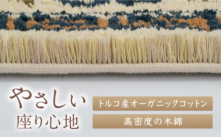 【手刺繍】向い蟹（淡灰地） 約60×90cm / 伝統工芸品 / 株式会社鍋島緞通吉島家 [41AAAM023]