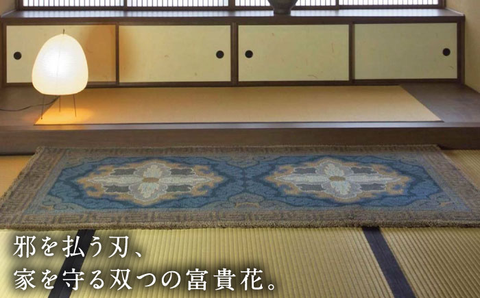 【手刺繍】二対牡丹文縁二重雷文（群緑地） 約90×180cm / 伝統工芸品 / 株式会社鍋島緞通吉島家 [41AAAM042]