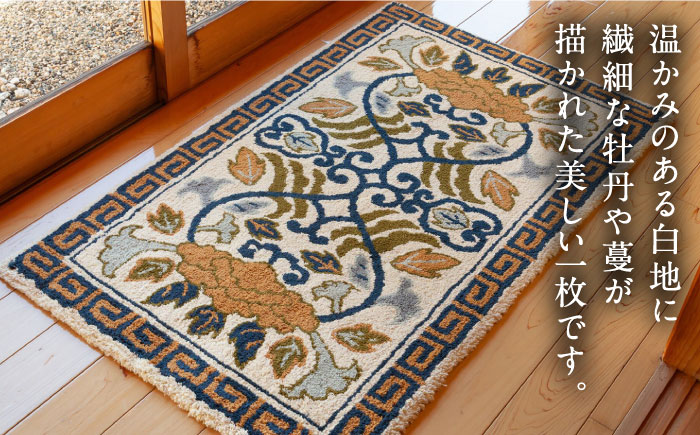 【手刺繍】向い蟹（淡灰地） 約70×120cm / 伝統工芸品 / 株式会社鍋島緞通吉島家 [41AAAM050]